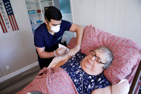CDC Mỹ: Người suy giảm miễn dịch cần tiêm liều vắc xin COVID-19 thứ 4 - Ảnh 1. CDC Mỹ: Người suy giảm miễn dịch cần tiêm liều vắc xin COVID-19 thứ 4 - Ảnh 1.