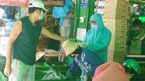 Khách đến trước mua đầy ắp, người đến sau chưng hửng - Ảnh 4. Khách đến trước mua đầy ắp, người đến sau chưng hửng - Ảnh 4.