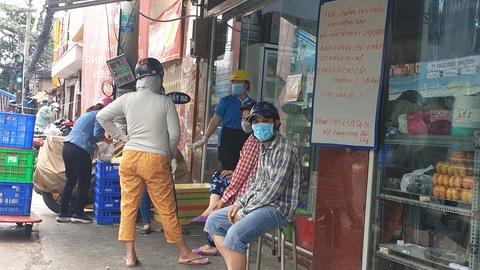 Khách đến trước mua đầy ắp, người đến sau chưng hửng - Ảnh 2. Khách đến trước mua đầy ắp, người đến sau chưng hửng - Ảnh 2.