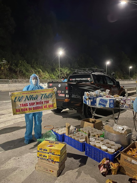 Bà con mang cơm nước đứng hai bên đường, chúng tôi cúi đầu cảm tạ - Ảnh 13. Bà con mang cơm nước đứng hai bên đường, chúng tôi cúi đầu cảm tạ - Ảnh 13.