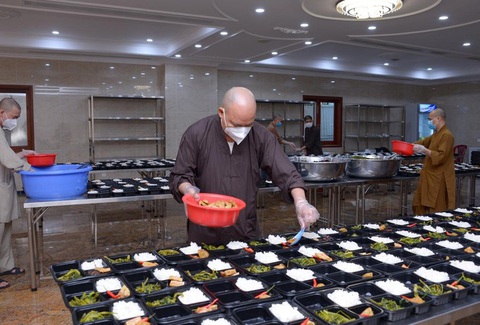 Giáo hội Phật giáo khuyến khích chùa phát cơm để người khó khăn ở đâu ở yên đấy - Ảnh 1. Giáo hội Phật giáo khuyến khích chùa phát cơm để người khó khăn ở đâu ở yên đấy - Ảnh 1.
