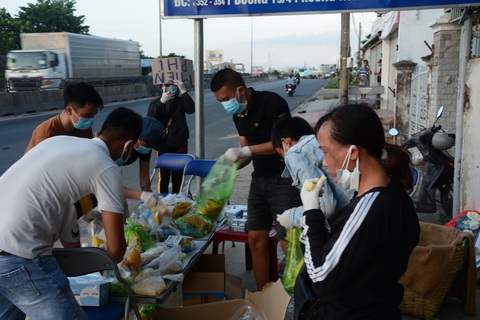 Người phụ nữ mang dép lê đi phát tiền giúp người về quê - Ảnh 3. Người phụ nữ mang dép lê đi phát tiền giúp người về quê - Ảnh 3.