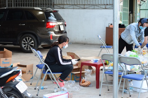 Người phụ nữ mang dép lê đi phát tiền giúp người về quê - Ảnh 4. Người phụ nữ mang dép lê đi phát tiền giúp người về quê - Ảnh 4.