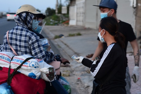Người phụ nữ mang dép lê đi phát tiền giúp người về quê - Ảnh 2. Người phụ nữ mang dép lê đi phát tiền giúp người về quê - Ảnh 2.