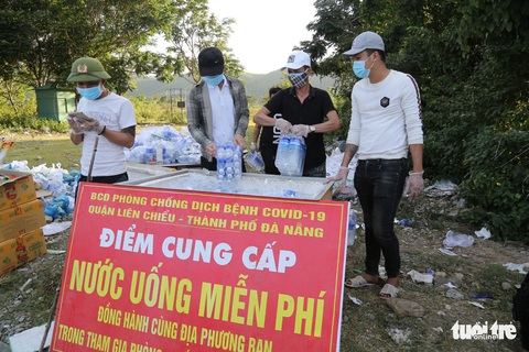 Bà con mang cơm nước đứng hai bên đường, chúng tôi cúi đầu cảm tạ - Ảnh 2. Bà con mang cơm nước đứng hai bên đường, chúng tôi cúi đầu cảm tạ - Ảnh 2.