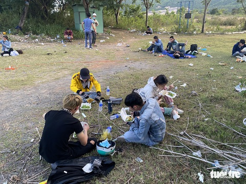 Bà con mang cơm nước đứng hai bên đường, chúng tôi cúi đầu cảm tạ - Ảnh 9. Bà con mang cơm nước đứng hai bên đường, chúng tôi cúi đầu cảm tạ - Ảnh 9.
