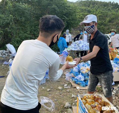 Bà con mang cơm nước đứng hai bên đường, chúng tôi cúi đầu cảm tạ - Ảnh 3. Bà con mang cơm nước đứng hai bên đường, chúng tôi cúi đầu cảm tạ - Ảnh 3.