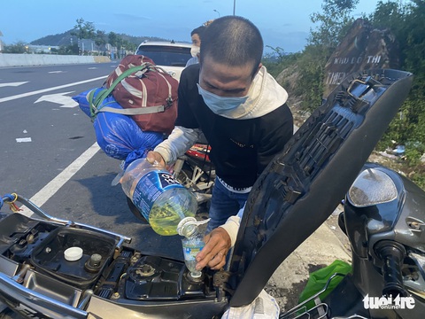 Bà con mang cơm nước đứng hai bên đường, chúng tôi cúi đầu cảm tạ - Ảnh 4. Bà con mang cơm nước đứng hai bên đường, chúng tôi cúi đầu cảm tạ - Ảnh 4.