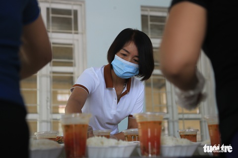 Ngọt ngào những bữa cơm cho người về quê cách ly - Ảnh 3. Ngọt ngào những bữa cơm cho người về quê cách ly - Ảnh 3.