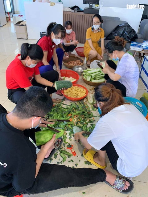 Ngọt ngào những bữa cơm cho người về quê cách ly - Ảnh 1. Ngọt ngào những bữa cơm cho người về quê cách ly - Ảnh 1.