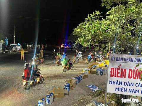 Bà con mang cơm nước đứng hai bên đường, chúng tôi cúi đầu cảm tạ - Ảnh 12. Bà con mang cơm nước đứng hai bên đường, chúng tôi cúi đầu cảm tạ - Ảnh 12.