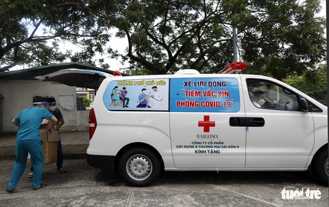 Xe lưu động đến tận khu cách ly, phong tỏa tiêm cho lực lượng chống dịch - Ảnh 2. Xe lưu động đến tận khu cách ly, phong tỏa tiêm cho lực lượng chống dịch - Ảnh 2.