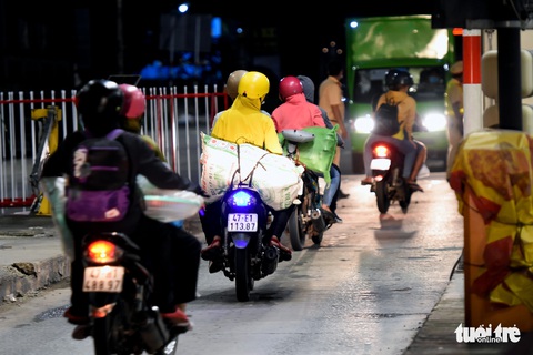 Đêm vạ vật của nhiều công nhân vì không được thông chốt’ về quê - Ảnh 10. Đêm vạ vật của nhiều công nhân vì không được thông chốt’ về quê - Ảnh 10.