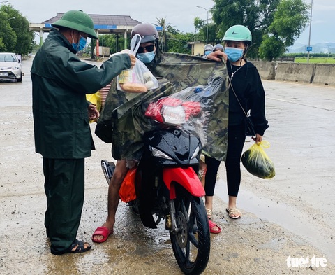 Hà Tĩnh: Tặng tiền, đồ ăn, khẩu trang cho người từ miền Nam đi xe máy về quê - Ảnh 4. Hà Tĩnh: Tặng tiền, đồ ăn, khẩu trang cho người từ miền Nam đi xe máy về quê - Ảnh 4.
