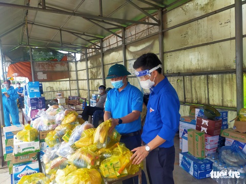 Hà Tĩnh: Tặng tiền, đồ ăn, khẩu trang cho người từ miền Nam đi xe máy về quê - Ảnh 2. Hà Tĩnh: Tặng tiền, đồ ăn, khẩu trang cho người từ miền Nam đi xe máy về quê - Ảnh 2.