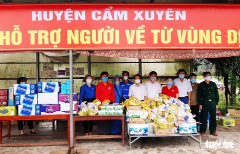 Hà Tĩnh: Tặng tiền, đồ ăn, khẩu trang cho người từ miền Nam đi xe máy về quê - Ảnh 1. Hà Tĩnh: Tặng tiền, đồ ăn, khẩu trang cho người từ miền Nam đi xe máy về quê - Ảnh 1.