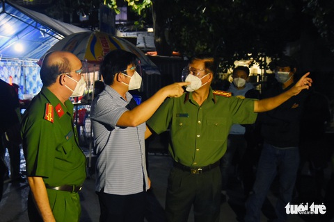 Đêm vạ vật của nhiều công nhân vì không được thông chốt’ về quê - Ảnh 6. Đêm vạ vật của nhiều công nhân vì không được thông chốt’ về quê - Ảnh 6.