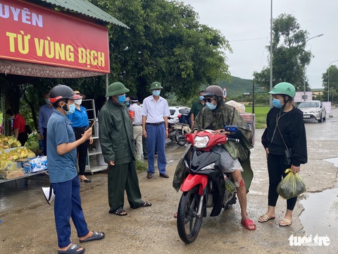 Hà Tĩnh: Tặng tiền, đồ ăn, khẩu trang cho người từ miền Nam đi xe máy về quê - Ảnh 3. Hà Tĩnh: Tặng tiền, đồ ăn, khẩu trang cho người từ miền Nam đi xe máy về quê - Ảnh 3.