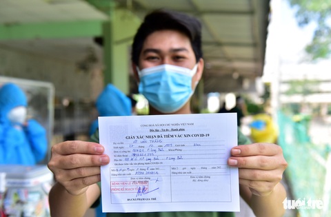 Xe lưu động đến tận khu cách ly, phong tỏa tiêm cho lực lượng chống dịch - Ảnh 6. Xe lưu động đến tận khu cách ly, phong tỏa tiêm cho lực lượng chống dịch - Ảnh 6.