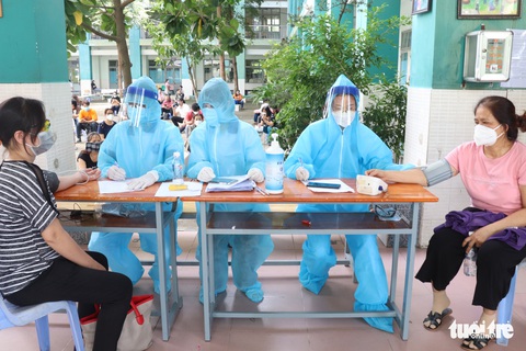 TP.HCM: Bắt đầu tiêm vắc xin cho người nhà thành viên chống dịch - Ảnh 1. TP.HCM: Bắt đầu tiêm vắc xin cho người nhà thành viên chống dịch - Ảnh 1.