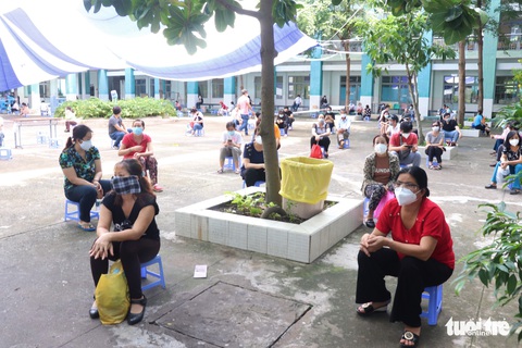 TP.HCM: Bắt đầu tiêm vắc xin cho người nhà thành viên chống dịch - Ảnh 6. TP.HCM: Bắt đầu tiêm vắc xin cho người nhà thành viên chống dịch - Ảnh 6.