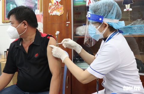 TP.HCM: Bắt đầu tiêm vắc xin cho người nhà thành viên chống dịch - Ảnh 4. TP.HCM: Bắt đầu tiêm vắc xin cho người nhà thành viên chống dịch - Ảnh 4.