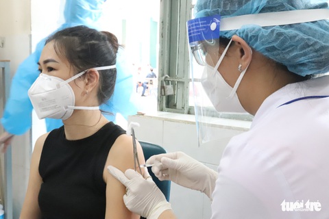 TP.HCM: Bắt đầu tiêm vắc xin cho người nhà thành viên chống dịch - Ảnh 3. TP.HCM: Bắt đầu tiêm vắc xin cho người nhà thành viên chống dịch - Ảnh 3.