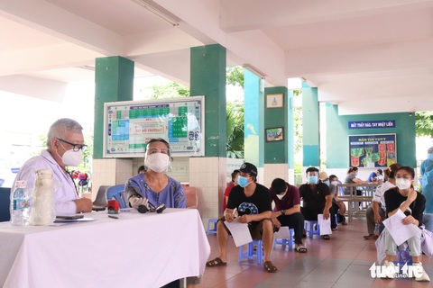 TP.HCM: Bắt đầu tiêm vắc xin cho người nhà thành viên chống dịch - Ảnh 2. TP.HCM: Bắt đầu tiêm vắc xin cho người nhà thành viên chống dịch - Ảnh 2.