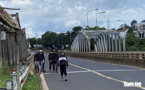 Dân vạ vật giữa đường, bỏ họ sao đành - Ảnh 2. Dân vạ vật giữa đường, bỏ họ sao đành - Ảnh 2.