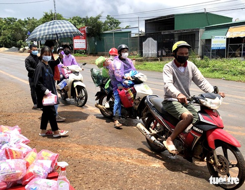 Dân vạ vật giữa đường, bỏ họ sao đành - Ảnh 4. Dân vạ vật giữa đường, bỏ họ sao đành - Ảnh 4.
