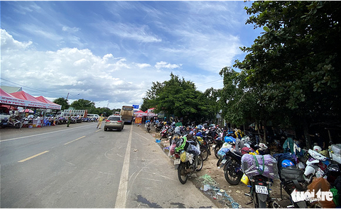 Dân vạ vật giữa đường, bỏ họ sao đành - Ảnh 7. Dân vạ vật giữa đường, bỏ họ sao đành - Ảnh 7.