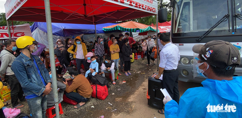 Dân vạ vật giữa đường, bỏ họ sao đành - Ảnh 9. Dân vạ vật giữa đường, bỏ họ sao đành - Ảnh 9.