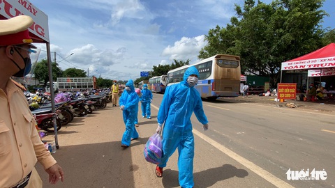 Dân vạ vật giữa đường, bỏ họ sao đành - Ảnh 8. Dân vạ vật giữa đường, bỏ họ sao đành - Ảnh 8.