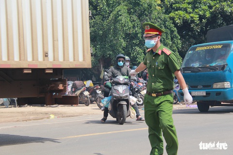 Dân vạ vật giữa đường, bỏ họ sao đành - Ảnh 12. Dân vạ vật giữa đường, bỏ họ sao đành - Ảnh 12.