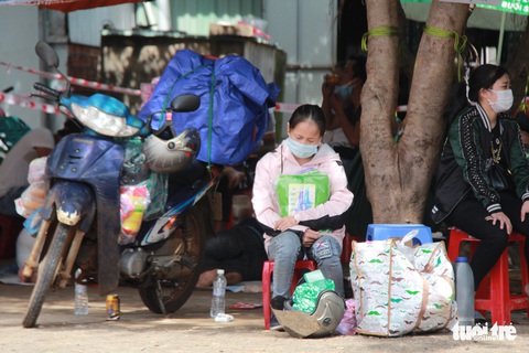 Dân vạ vật giữa đường, bỏ họ sao đành - Ảnh 13. Dân vạ vật giữa đường, bỏ họ sao đành - Ảnh 13.