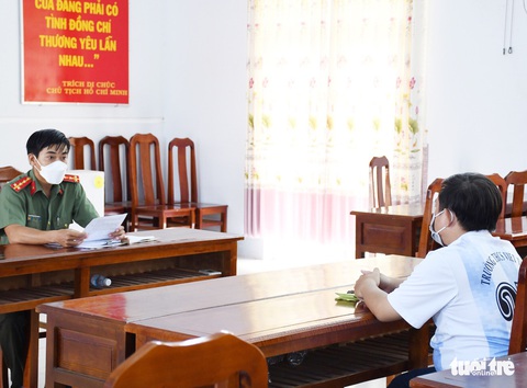 Bình luận sai lệch về cán bộ chốt phong tỏa lấy hàng cứu trợ của gia đình, bị phạt 5 triệu đồng - Ảnh 1. Bình luận sai lệch về cán bộ chốt phong tỏa lấy hàng cứu trợ của gia đình, bị phạt 5 triệu đồng - Ảnh 1.