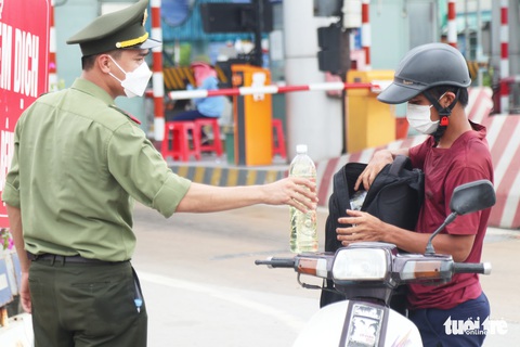 Điều cả trăm xe trung chuyển giúp dân về quê an toàn - Ảnh 9. Điều cả trăm xe trung chuyển giúp dân về quê an toàn - Ảnh 9.