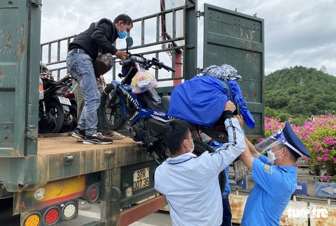 Điều cả trăm xe trung chuyển giúp dân về quê an toàn - Ảnh 8. Điều cả trăm xe trung chuyển giúp dân về quê an toàn - Ảnh 8.