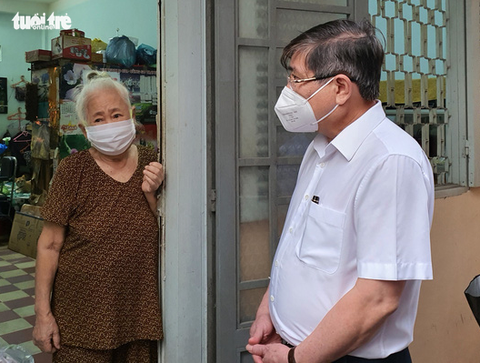 Chủ tịch Nguyễn Thành Phong cảm ơn người dân tự nguyện bảo vệ ‘vùng xanh’ - Ảnh 2. Chủ tịch Nguyễn Thành Phong cảm ơn người dân tự nguyện bảo vệ ‘vùng xanh’ - Ảnh 2.