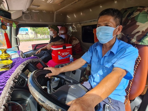Hành trình yêu thương về TP.HCM - Kỳ 3: Hai cha con cùng hướng về miền Nam - Ảnh 1. Hành trình yêu thương về TP.HCM - Kỳ 3: Hai cha con cùng hướng về miền Nam - Ảnh 1.