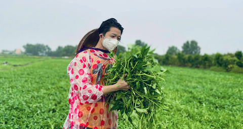 Nhà thiết kế Thuận Việt và 3 tuần cắt 15 tấn rau muống chở đến khu phong tỏa - Ảnh 2. Nhà thiết kế Thuận Việt và 3 tuần cắt 15 tấn rau muống chở đến khu phong tỏa - Ảnh 2.