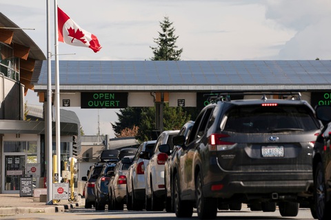 Canada và Mỹ nối lại đường biên giới, du khách xếp hàng dài chờ qua cửa khẩu - Ảnh 1. Canada và Mỹ nối lại đường biên giới, du khách xếp hàng dài chờ qua cửa khẩu - Ảnh 1.