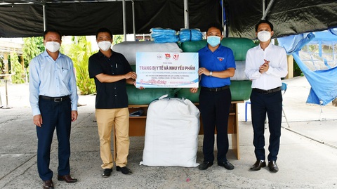 Chuyến xe san sẻ yêu thương đến với người dân vùng dịch - Ảnh 2. Chuyến xe san sẻ yêu thương đến với người dân vùng dịch - Ảnh 2.