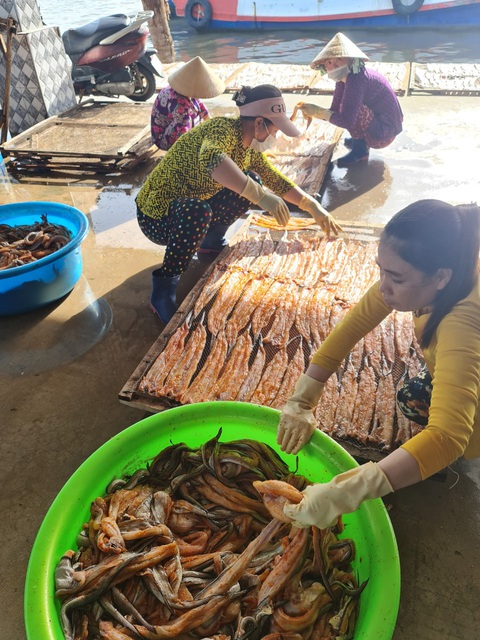 Tất tả khắp biển Tây để tìm cá ngon làm khô chia sẻ với đồng bào TP.HCM - Ảnh 1. Tất tả khắp biển Tây để tìm cá ngon làm khô chia sẻ với đồng bào TP.HCM - Ảnh 1.