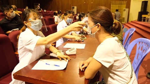 Sinh viên y khoa hỗ trợ tiêm chủng - Ảnh 1. Sinh viên y khoa hỗ trợ tiêm chủng - Ảnh 1.