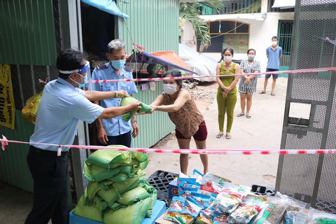 TP.HCM: Phường, xã cố gắng tính toán nhanh để dân nhận hỗ trợ đợt 2 trước 15-8 - Ảnh 2. TP.HCM: Phường, xã cố gắng tính toán nhanh để dân nhận hỗ trợ đợt 2 trước 15-8 - Ảnh 2.