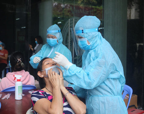 HỎI - ĐÁP về dịch COVID-19: Nhân viên y tế có cần thay găng tay sau khi lấy mẫu xét nghiệm? - Ảnh 1. HỎI - ĐÁP về dịch COVID-19: Nhân viên y tế có cần thay găng tay sau khi lấy mẫu xét nghiệm? - Ảnh 1.
