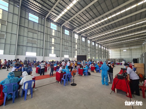 Nhiều khu công nghiệp tại Bình Dương tiêm xong vẫn thiếu vắc xin - Ảnh 4. Nhiều khu công nghiệp tại Bình Dương tiêm xong vẫn thiếu vắc xin - Ảnh 4.