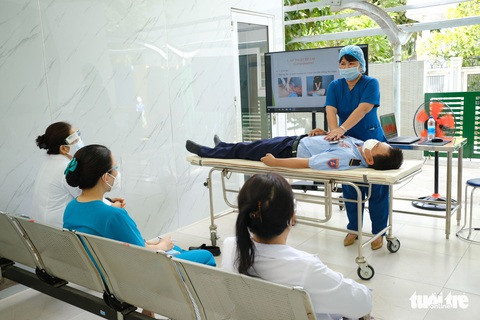 Bác sĩ về hưu tình nguyện đi chống dịch - Ảnh 1. Bác sĩ về hưu tình nguyện đi chống dịch - Ảnh 1.