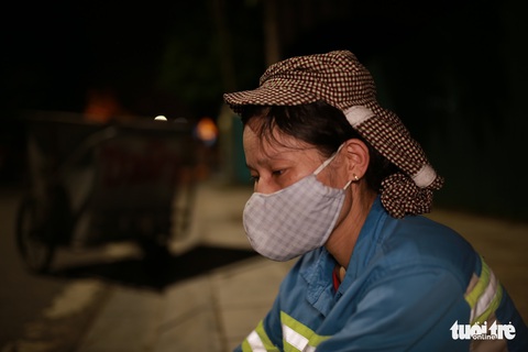 Lặng nghe tiếng chổi quét rác trong đêm giãn cách... - Ảnh 6. Lặng nghe tiếng chổi quét rác trong đêm giãn cách... - Ảnh 6.